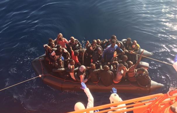 Llegan a Almería los 50 inmigrantes, tres de ellos menores, rescatados este sábado de dos pateras
