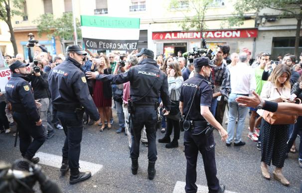 Manifestantes en Ferraz vuelven a increpar a los críticos del PSOE durante el receso del Comité Federal