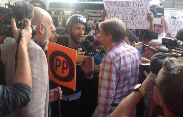 El aragonés Simón Casas sufre un 'escrache' por parte de los partidarios de Sánchez