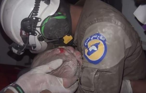 Vea el emotivo rescate de una bebé de un mes de nacida tras un bombardeo en Siria