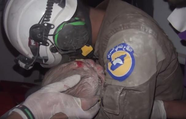 Una bebé siria vuelve a la vida en brazos de un voluntario tras un bombardeo en Idlib