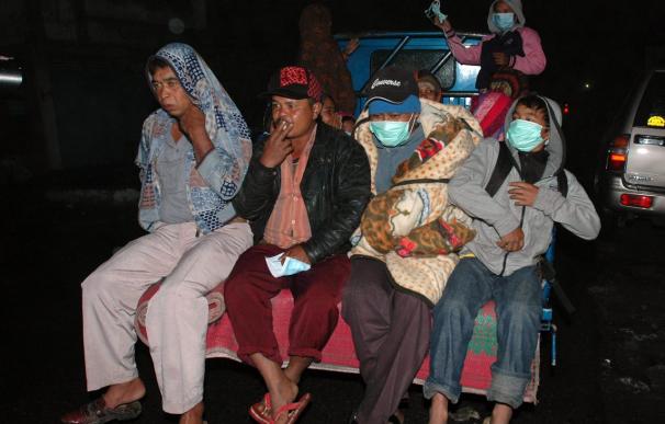 Miles de indonesios huyen ante la tercera erupción del volcán Sinabung