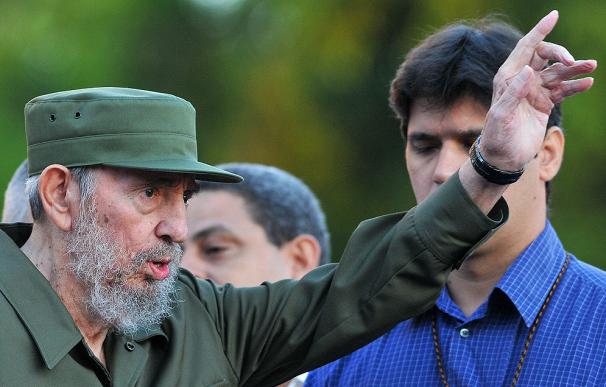 El ex presidente cubano Fidel Castro ha pronunciado un discurso dirigido a estudiantes universitarios desde la escalinata de la Universidad de La Habana.