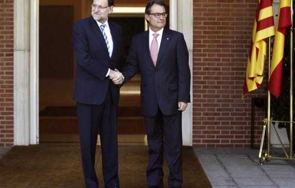 Rajoy y Mas protagonizan un frío saludo antes de su reunión en Moncloa