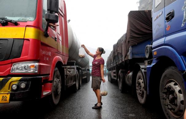 Más de 10.000 camiones permanecen bloqueados en un atasco de 120 kilómetros en China