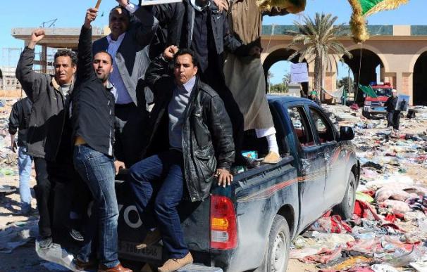 Gadafi vuelve a atacar una estratégica zona petrolera ante la resistencia rebelde