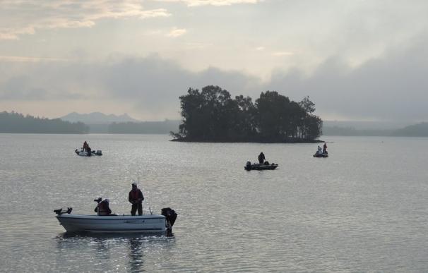 Un total de 170 pescadores se da cita este fin de semana en el 'Open del Lucio' de Orellana (Badajoz)