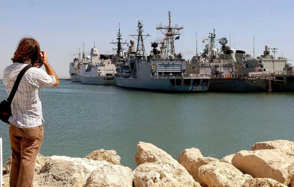 Los barcos de la OTAN comienzan a supervisar el embargo de armas a Libia