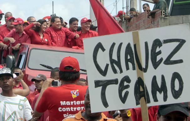 Hugo Chávez rodeado de seguidores durante la campaña electoral