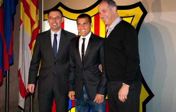 Alves firma hasta 2015 en "uno de los días más importantes" de su vida