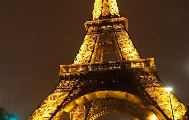 Evacúan la Torre Eiffel por un paquete sospechoso