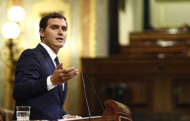 Rivera vigilará que Rajoy cumpla los compromisos firmados y recuerda a Iglesias que golpe de Estado fue el de Tejero