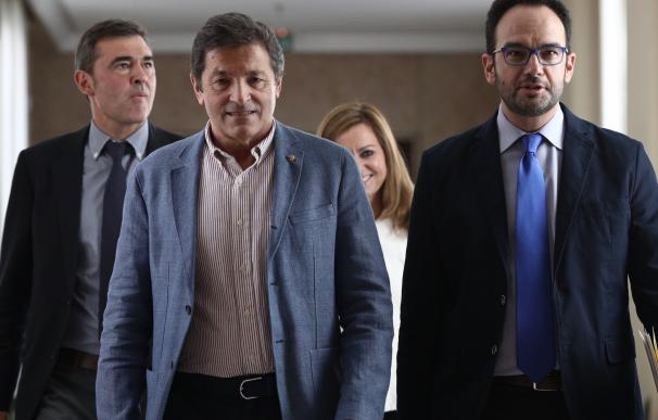 Javier Fernández asegura que no tiene en la cabeza "expulsar a nadie en este momento" del PSOE