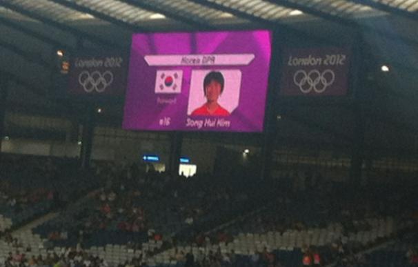 La bandera surcoreana al lado de las jugadoras de Corea del Norte