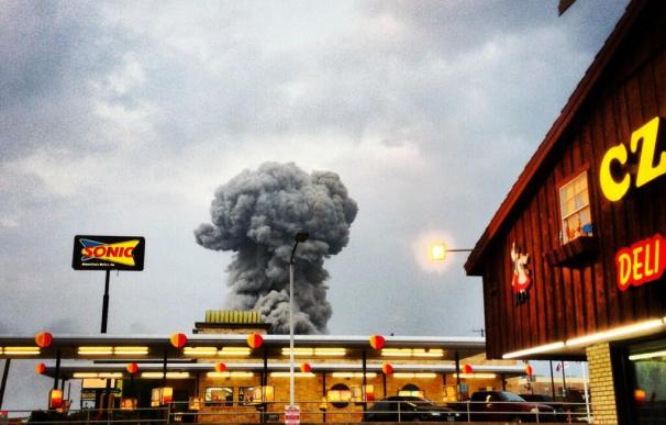 Foto del humo que creó la explosión de la fábrica de Texas