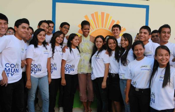 Michelle Obama visita un proyecto para mujeres y pinta con jóvenes salvadoreños