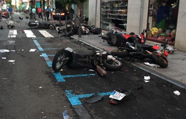 Un coche arrolla diez motos aparcadas y se empotra contra un escaparate en Las Palmas de Gran Canaria
