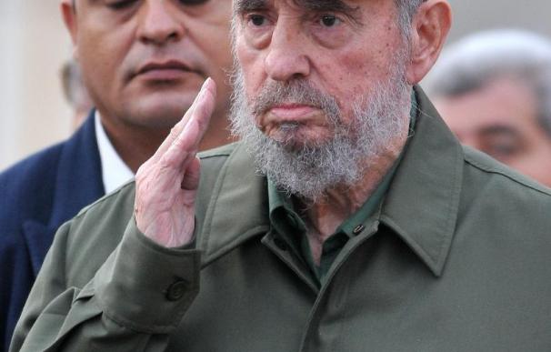 Fidel Castro explica su decisión de renunciar al frente del Partido Comunista