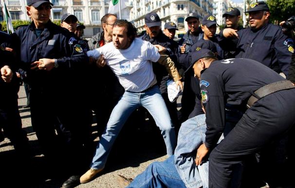 La Policía carga duramente contra una protesta en Argel por el desalojo de unas viviendas