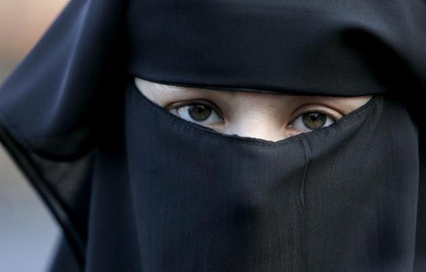 El nuevo Gobierno holandés prohibirá totalmente el "burka"