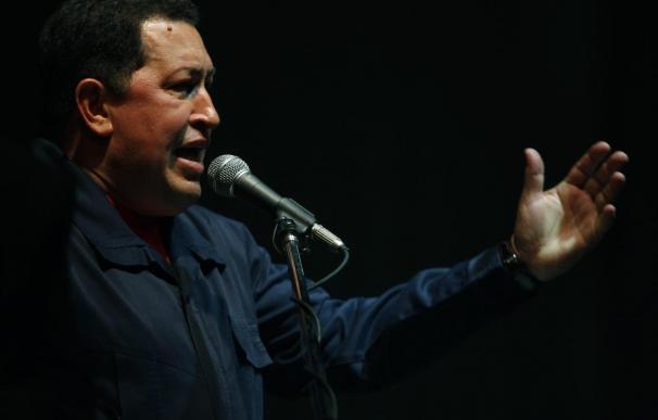 Hugo Chávez critica los "bombardeos humanitarios" del "imperio" al llegar a Uruguay