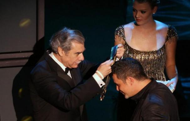 Alejandro Sanz, premiado por su altruismo en gala con más política que música
