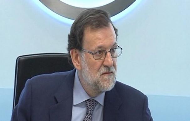 La resolución del PSOE elogiada por Rajoy incluye derogar la reforma laboral, la LOMCE y afrontar desafíos como Cataluña