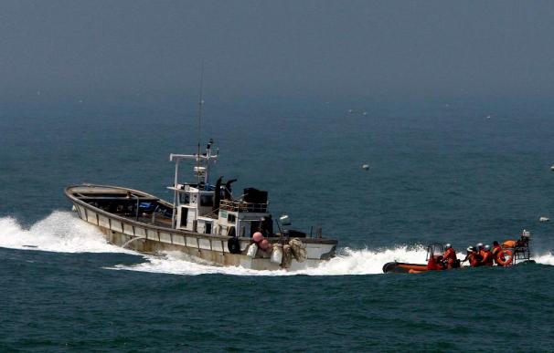 Corea del Norte entrega un pesquero surcoreano retenido hace un mes y libera a sus siete tripulantes