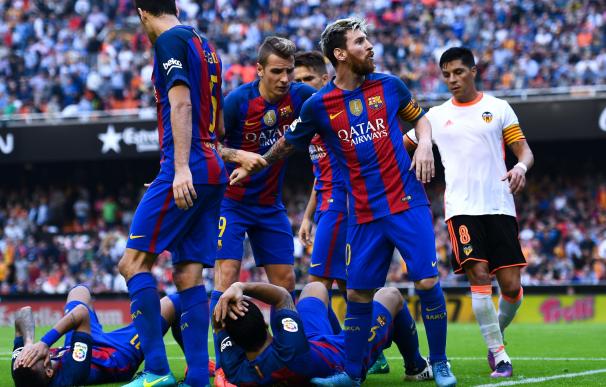 Neymar y Suárez se quejan en el suelo del botellazo en Mestalla.