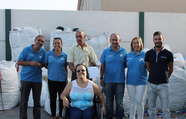 Voluntarios de 'la Caixa' reúnen 360 kilos de tapones para ayudar a una joven a tener una nueva silla de ruedas