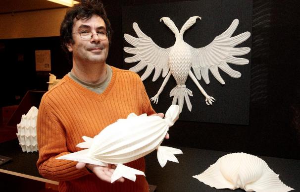 Joan Sallas hace renacer antiguas obras del arte de la papiroflexia
