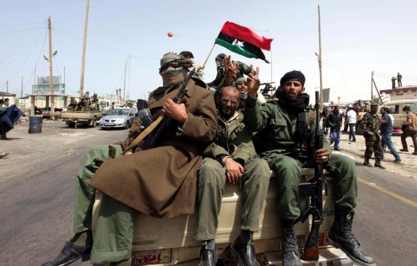 Los rebeldes libios pierden terreno y retroceden para proteger Ajdabiya