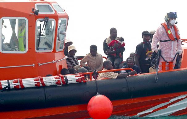 Interceptan dos balsas con 11 inmigrantes que accedían por mar a Melilla
