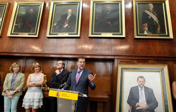 Rajoy se incorpora a la galería de retratos de ministros de Educación