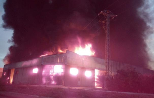 Arde una fábrica en Benimuslem y el humo impide a los niños de un colegio cercano salir al patio