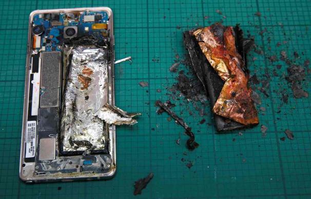 Un Galaxy Note 7 que muestra los efectos de la explosión de su batería