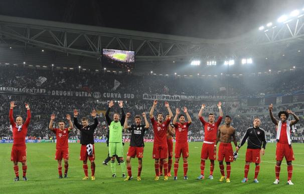 Los jugadores del Bayern celebraron junto a su afición la victoria sobre la Juventus