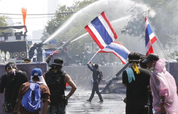 La Policía y los manifestantes se enfrentan por segundo día en Bangkok