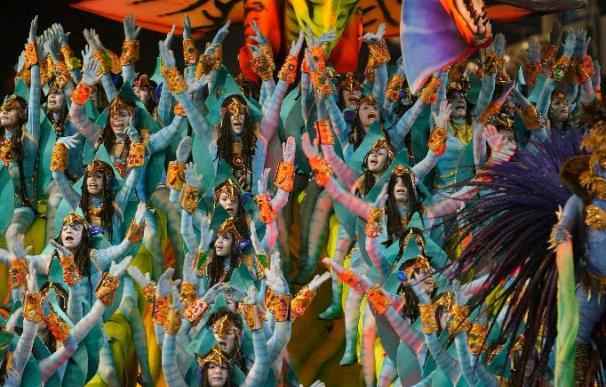 Las escuelas de samba llevan a Río de Janeiro al éxtasis en el cenit del carnaval