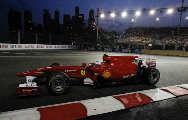 Alonso (Ferrari) le gana el pulso a Vettel (Red Bull) y se hace con la 'pole' en Singapur