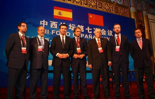 El ministro de Industria, José Manuel Soria, acompañado de otros miembros de la delegación española en el Foro España-China.