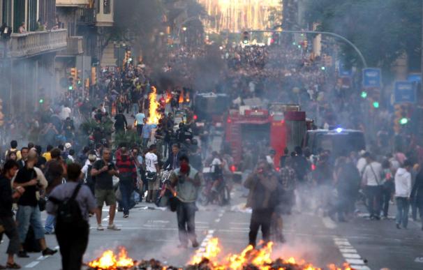 Los antisistema convierten el centro de Barcelona en un campo de batalla