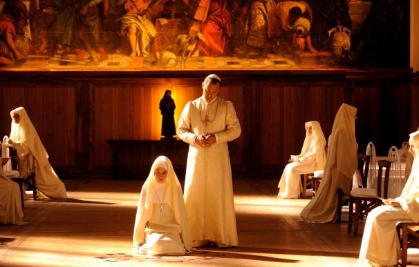 Jude Law encarna los rincones "oscuros e iluminados" del primer Papa estadounidense en 'The young Pope' de Sorrentino