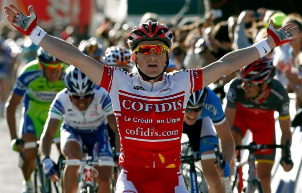 Dumoulin (Cofidis) se lleva la quinta etapa al esprint y Contador sigue líder