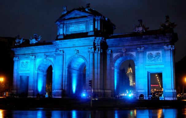 La Puerta de Alcalá, la Almudena y la Cibeles en negro en la Hora del Planeta