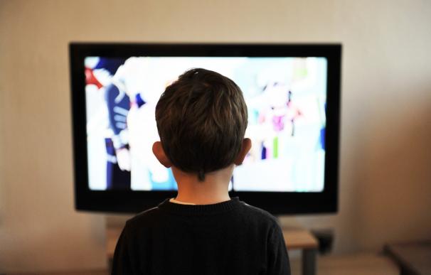 El 70% de los niños españoles come mientras ve la televisión o juega con una pantalla táctil