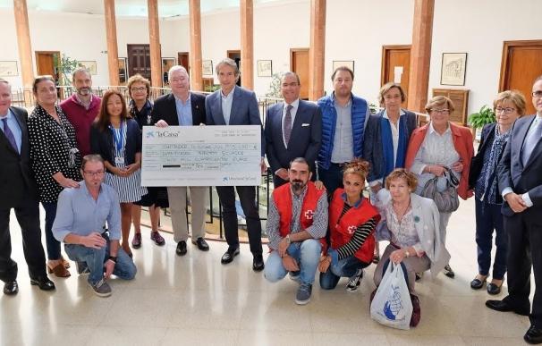 Santander entrega los 5.400 euros de la Gala del Folclore a organizaciones de damnificados por el terremoto de Ecuador