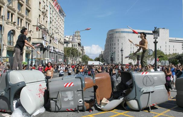 Activistas violentos montan barricadas improvisadas con contenedores