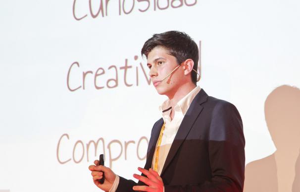 Javier Agüera, 19 años, fundó una empresa de móviles