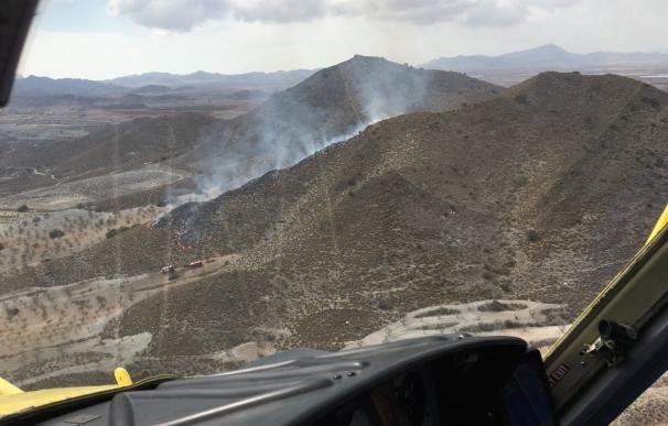 Bomberos controlan un incendio en la Sierra de los Gómez (Cartagena)
